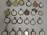 de nombreux modèles différents de montres de poche exposés au mur