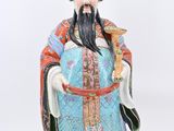 une image représentant une figurine d'un homme à la longue barbe