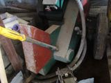 une machine qui se trouve dans une pièce où sont rangés des outils
