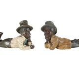 deux figurines représentant un garçon et une fille allongés sur le ventre