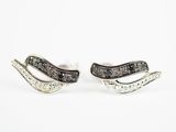 une paire de boucles d'oreilles en diamant noir et blanc superposées
