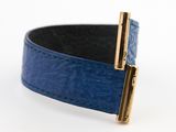 bracelet en cuir bleu avec un fermoir doré sur fond blanc