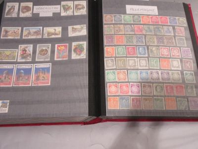 un livre avec des timbres, posé sur une table