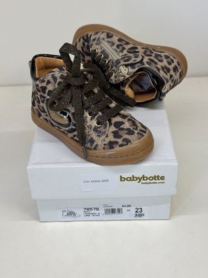 chaussures pour bébé à imprimé léopard, avec des lacets et des nœuds, présentées dans une boîte