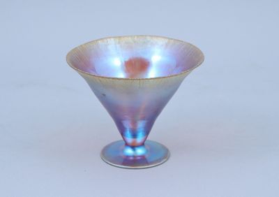 un vase en verre posé sur une table