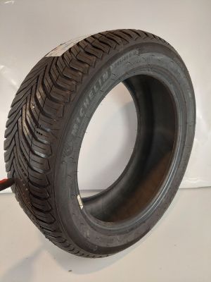 un gros plan d'un pneu sur une surface blanche