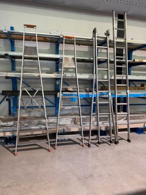 une pièce où se trouvent de nombreuses étagères et échelles