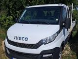 un camion blanc garé sur le bord de la route