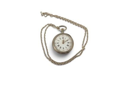une vieille montre de poche attachée à une chaîne, posée sur une surface blanche