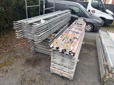 de nombreuses barres métalliques empilées les unes sur les autres dans un parking