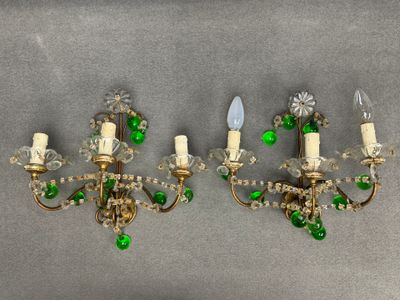 Paire d'appliques à pampiles à trois lumières.