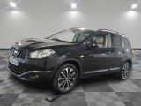 Le SUV Nissan noir est garé dans une pièce au sol carrelé.