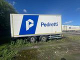 un camion garé sur le côté de la route