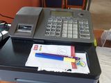 une photo d'un bureau sur lequel se trouvent un téléphone et une imprimante