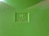 un gros plan d'un vase vert avec un couvercle vert