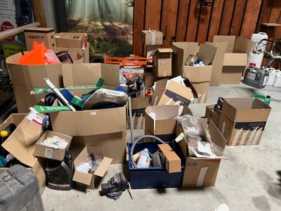 un tas de cartons et d'autres objets par terre