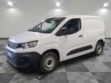 la photo d'une camionnette blanche garée dans une pièce
