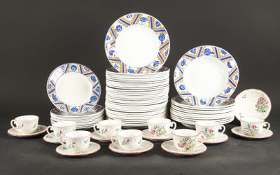 un grand nombre d'assiettes et de tasses posées sur une table