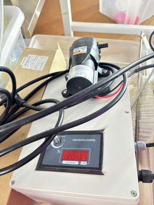 une machine posée sur une table