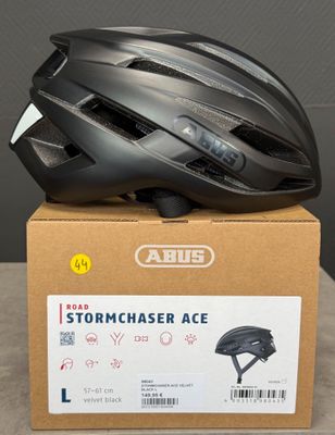 une image représentant un casque posé sur une boîte, elle-même posée sur une table
