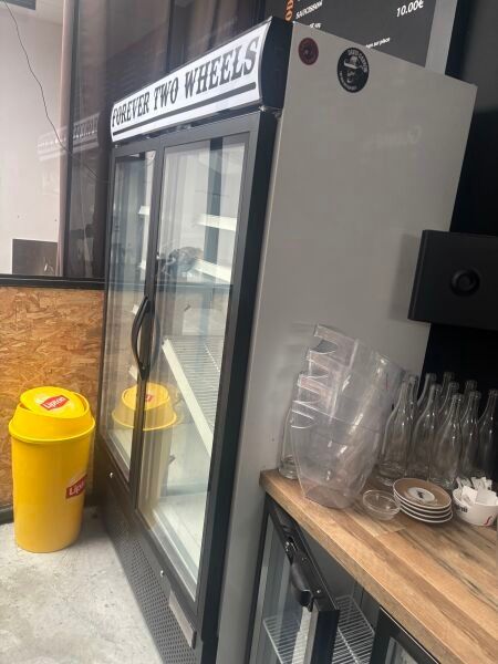 1 vitrine à boissons 2 portes battantes vitrées positive
