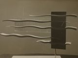 une photo en noir et blanc d'une sculpture exposée