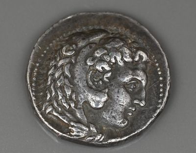 gros plan d'une pièce d'argent avec un visage dessus