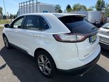 l'arrière d'une Ford Edge blanche garée sur un parking