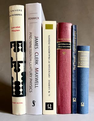 plusieurs livres sont alignés sur une étagère