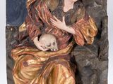 une image représentant une statue d'une femme tenant un crâne