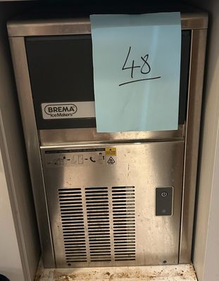 un réfrigérateur sur lequel est accrochée une affiche, dans une cuisine