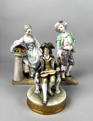 deux figurines représentant des personnes assises sur une table, avec une assiette