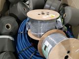 une boîte en carton remplie de différents types de câbles électriques