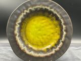 une assiette jaune et noire posée sur une table