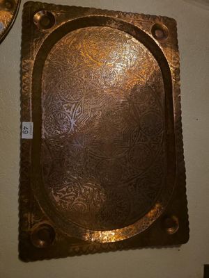 deux horloges accrochées côte à côte au mur