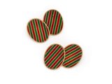 trois boutons en bois rayés de rouge et de vert sur un fond blanc