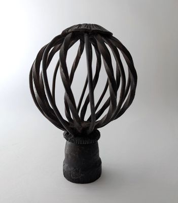 une image représentant une sculpture noire sur un fond blanc