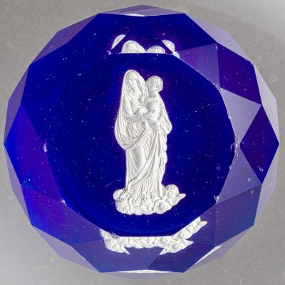 Baccarat. Presse-papiers à fond bleu translucide orné d'un c…