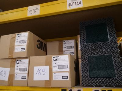 de nombreuses boîtes sur les étagères du magasin