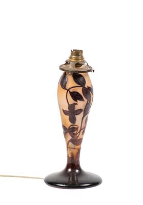 l'image d'une lampe posée sur une table
