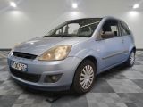 une petite voiture bleue garée dans une pièce