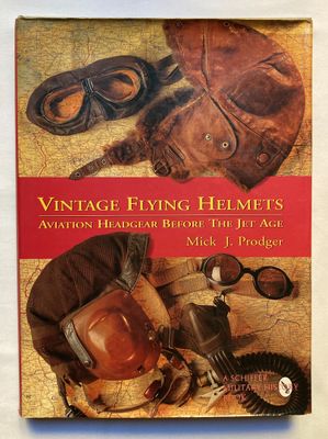 La couverture du livre consacrée aux casques d'aviateur d'époque est illustrée par une paire de lunettes de protection