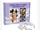 Les lampes du miroir de maquillage se trouvent à côté d'une boîte de lampes