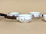 quatre tasses posées les unes à côté des autres sur une table