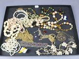 un plateau contenant plusieurs types de bijoux différents