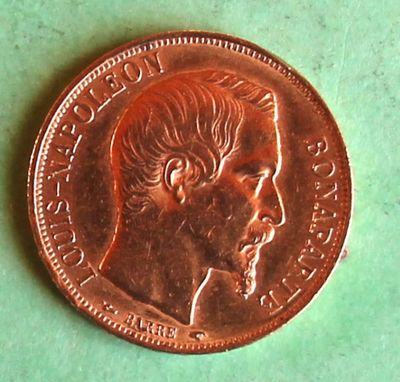 a close up of a penny with a man ' s face on it