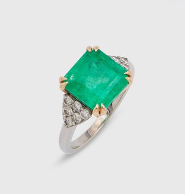 une bague en émeraude et diamant