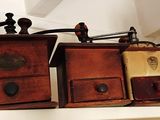 une étagère sur laquelle se trouvent une guitare, un étui à guitare et d'autres objets