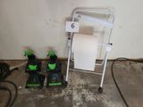un distributeur de papier toilette et un rouleau de papier toilette par terre