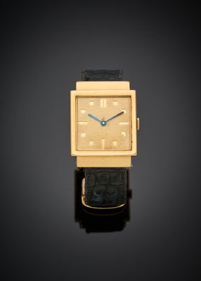 une montre-bracelet en or jaune 18 carats avec un bracelet en cuir noir